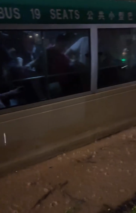 黑雨襲港｜將軍澳巴士小巴水浸死火！積水浸上樓梯  乘客冒險跳窗逃生！