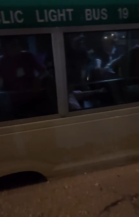 黑雨襲港｜將軍澳巴士小巴水浸死火！積水浸上樓梯  乘客冒險跳窗逃生！