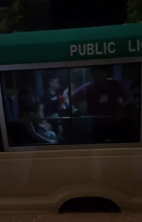 黑雨襲港｜將軍澳巴士小巴水浸死火！積水浸上樓梯  乘客冒險跳窗逃生！