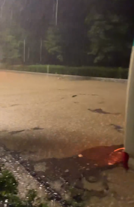 黑雨襲港｜將軍澳巴士小巴水浸死火！積水浸上樓梯  乘客冒險跳窗逃生！