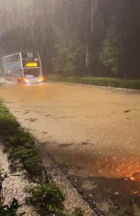 黑雨襲港｜將軍澳巴士小巴水浸死火！積水浸上樓梯  乘客冒險跳窗逃生！