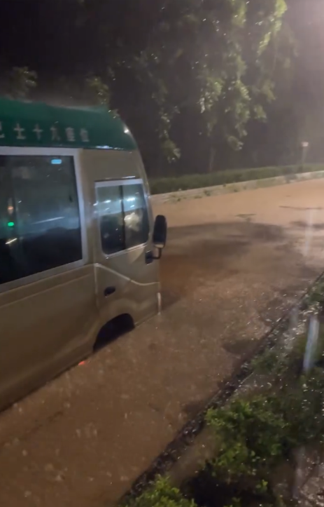 黑雨襲港｜將軍澳巴士小巴水浸死火！積水浸上樓梯  乘客冒險跳窗逃生！