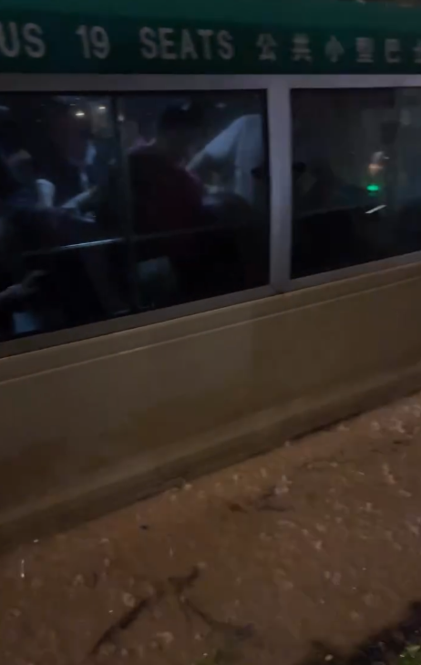 黑雨襲港｜將軍澳巴士小巴水浸死火！積水浸上樓梯  乘客冒險跳窗逃生！