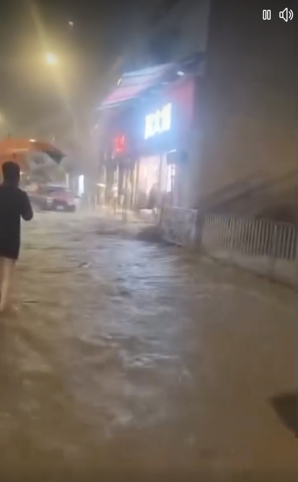 黑雨｜銀行門口驚見「噴水池」網民推測因一原因導致這情況 