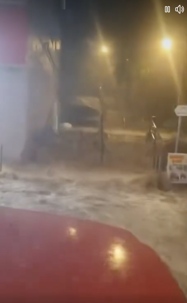 黑雨｜銀行門口驚見「噴水池」網民推測因一原因導致這情況 