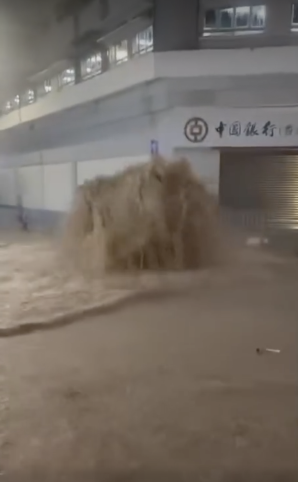 黑雨｜銀行門口驚見「噴水池」網民推測因一原因導致這情況 