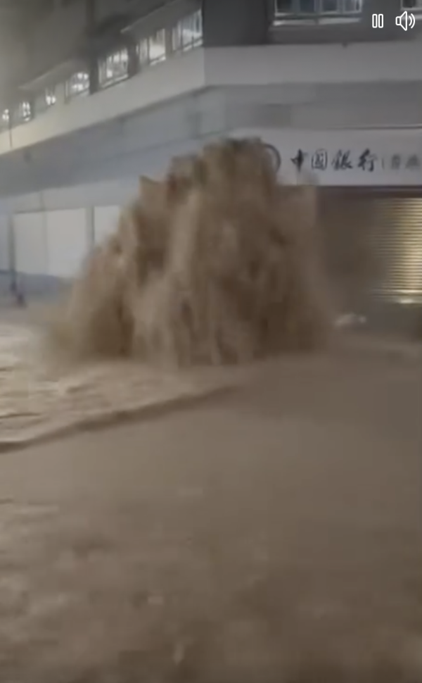 黑雨｜銀行門口驚見「噴水池」網民推測因一原因導致這情況 