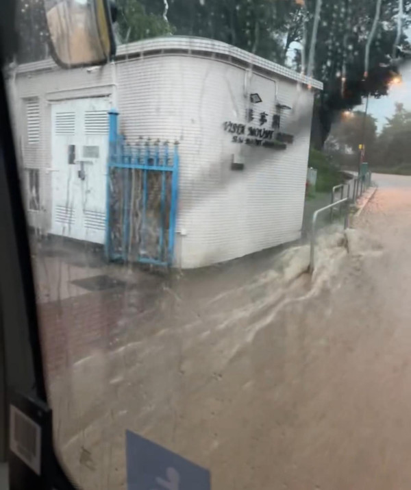 黑雨水浸｜摩星嶺驚現恐怖瀑布奇觀如「岩漿蛋糕」市民憂山洪暴發