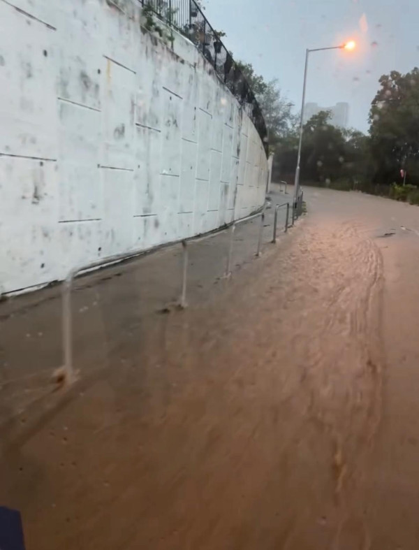 黑雨水浸｜摩星嶺驚現恐怖瀑布奇觀如「岩漿蛋糕」市民憂山洪暴發