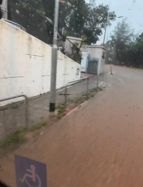 黑雨水浸｜摩星嶺驚現恐怖瀑布奇觀如「岩漿蛋糕」市民憂山洪暴發