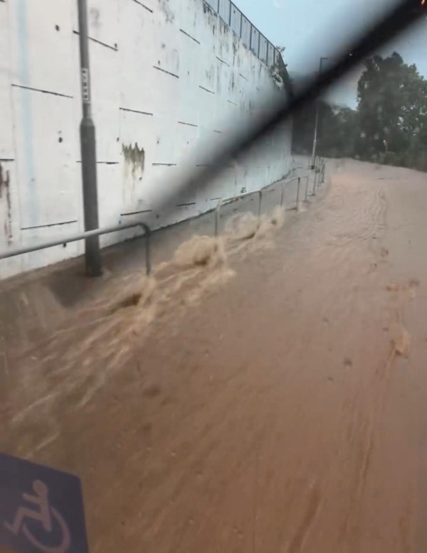 黑雨水浸｜摩星嶺驚現恐怖瀑布奇觀如「岩漿蛋糕」市民憂山洪暴發