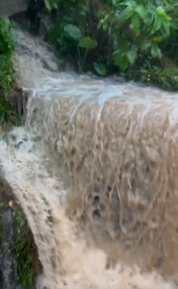 黑雨水浸｜摩星嶺驚現恐怖瀑布奇觀如「岩漿蛋糕」市民憂山洪暴發