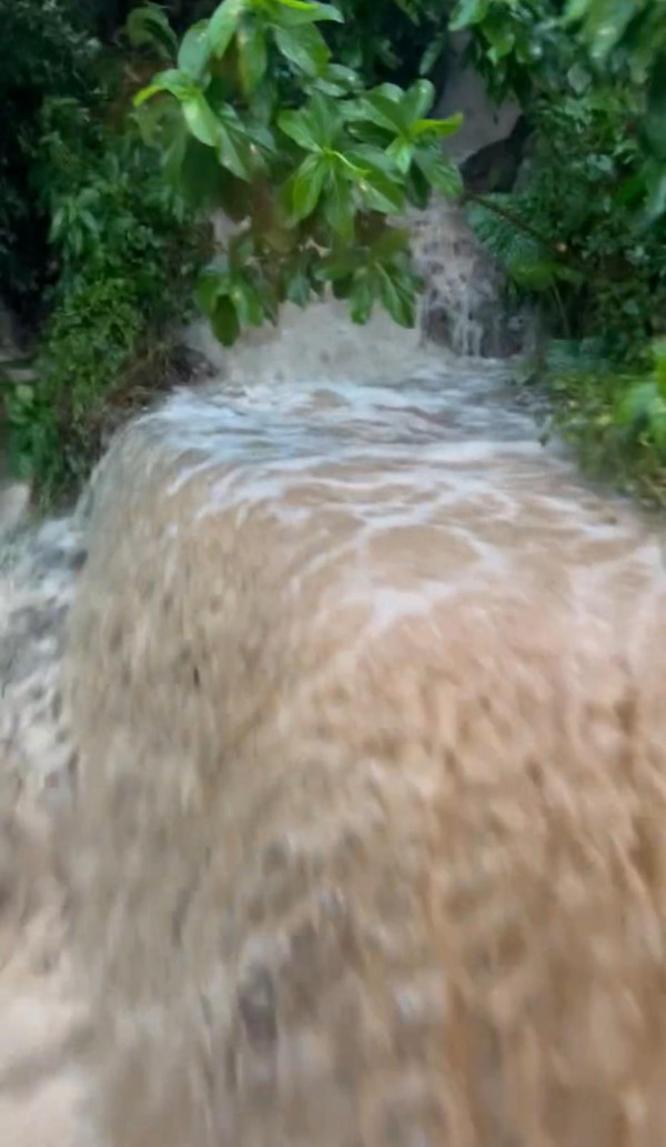 黑雨水浸｜摩星嶺驚現恐怖瀑布奇觀如「岩漿蛋糕」市民憂山洪暴發