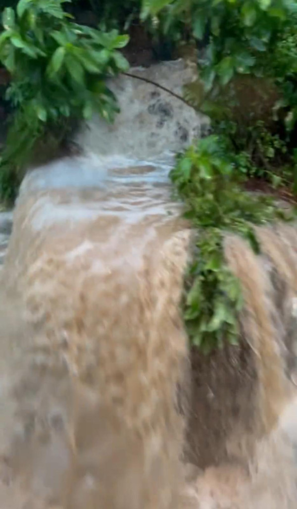 黑雨水浸｜摩星嶺驚現恐怖瀑布奇觀如「岩漿蛋糕」市民憂山洪暴發