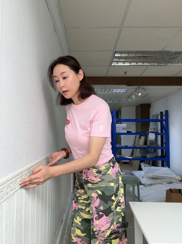 黑雨｜楊卓娜暴雨下著白波鞋腳浸泥水澤地 歸家路涉水而行：「兩架車都返唔到」
