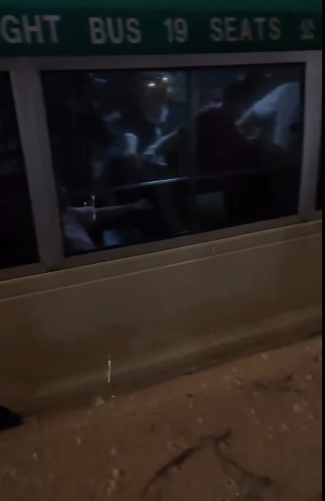 黑雨襲港｜將軍澳巴士小巴水浸死火！積水浸上樓梯  乘客冒險跳窗逃生！