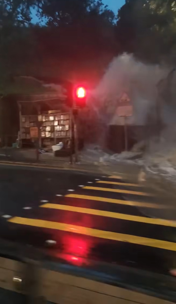 黑雨水浸｜荃葵青多處洪水爆發 現急流巴士飛站唔落客