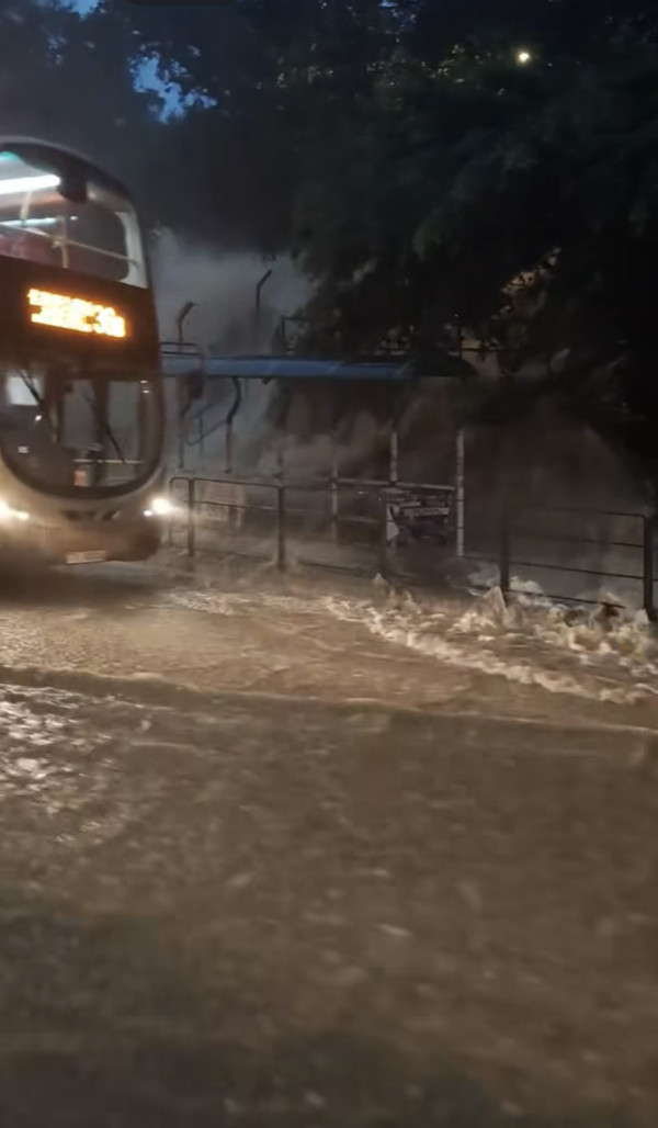 黑雨水浸｜荃葵青多處洪水爆發 現急流巴士飛站唔落客