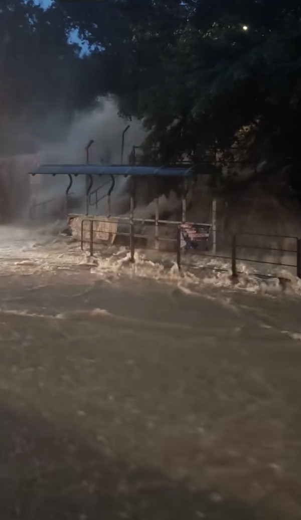 黑雨水浸｜荃葵青多處洪水爆發 現急流巴士飛站唔落客
