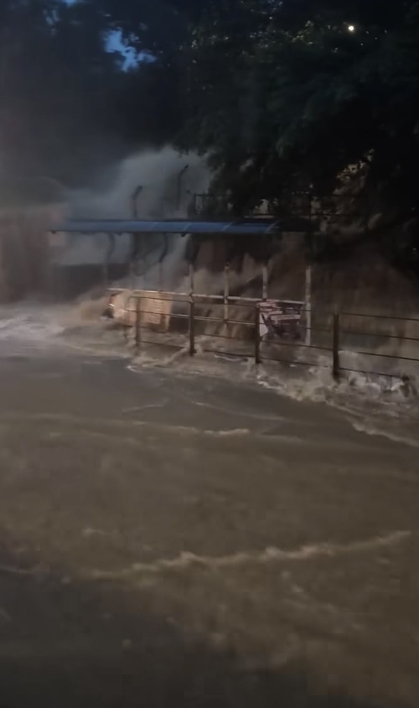 黑雨水浸｜荃葵青多處洪水爆發 現急流巴士飛站唔落客