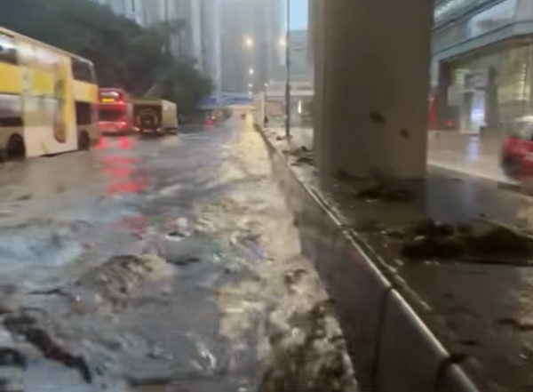 黑雨水浸｜荃葵青多處洪水爆發 現急流巴士飛站唔落客