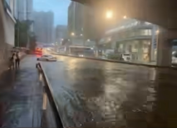 黑雨水浸｜荃葵青多處洪水爆發 現急流巴士飛站唔落客