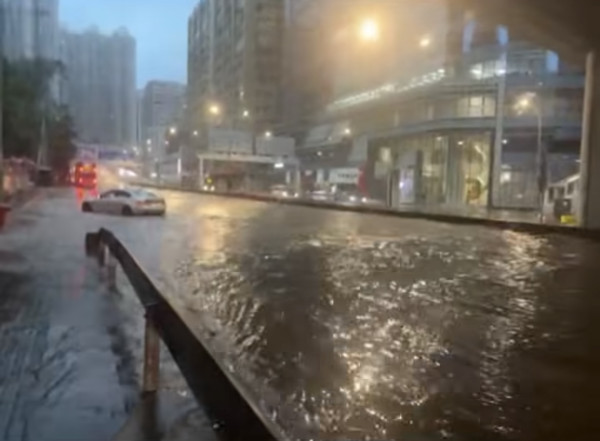 黑雨水浸｜荃葵青多處洪水爆發 現急流巴士飛站唔落客