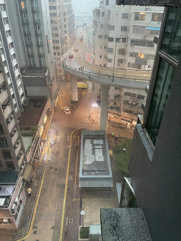 西環一帶多處水浸！科士街樹牆現瀑布/山坡地盤山洪暴發