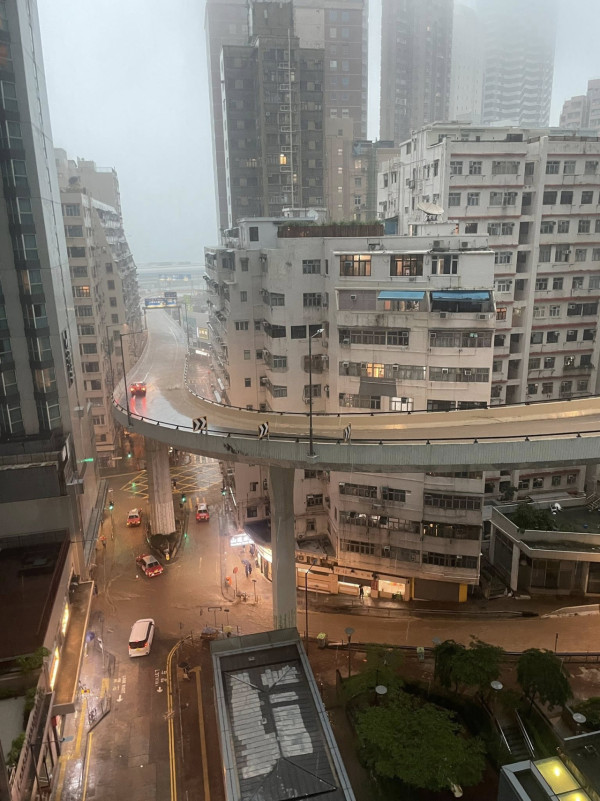 西環一帶多處水浸！科士街樹牆現瀑布/山坡地盤山洪暴發