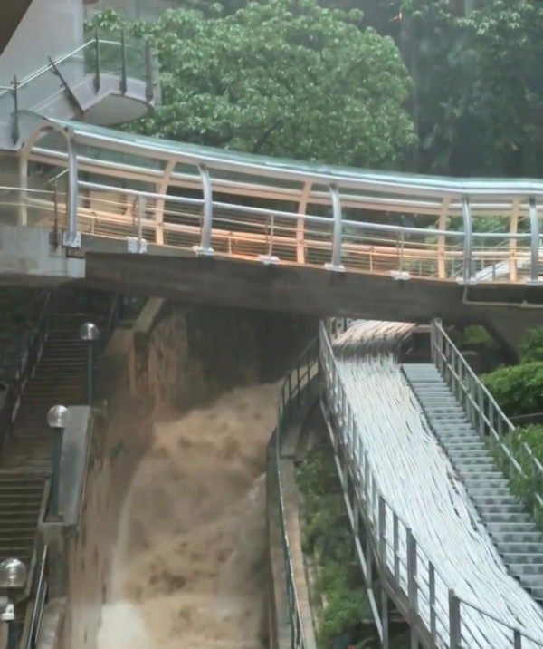 黑雨夜襲香港 港大驚現「洪水瀑布」 3 米高大水沖橋