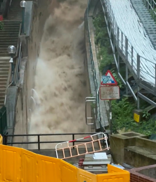 黑雨夜襲香港 港大驚現「洪水瀑布」 3 米高大水沖橋