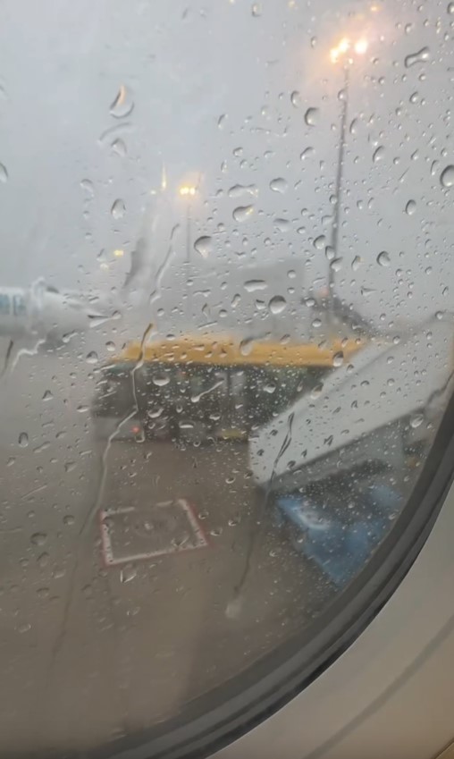 乘客黑雨搭飛機直擊雨水飄入飛機 網民：旅程未開始已經充滿驚險 