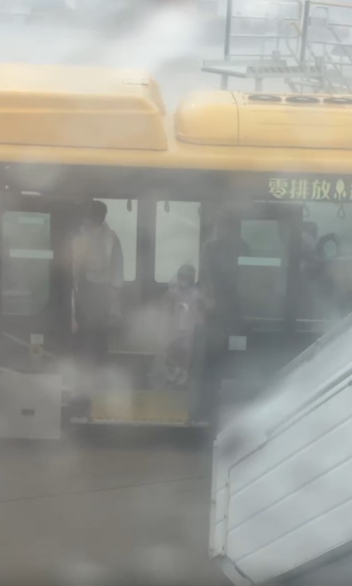 乘客黑雨搭飛機直擊雨水飄入飛機 網民：旅程未開始已經充滿驚險 