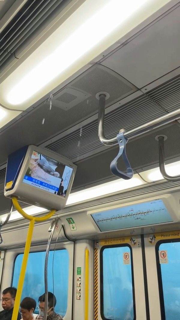 黑雨｜港鐵乘客體驗車廂瀑布 雨水連珠滴落 乘客反應成網民焦點