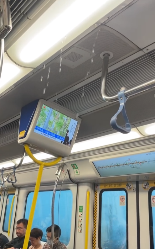 黑雨｜港鐵乘客體驗車廂瀑布 雨水連珠滴落 乘客反應成網民焦點
