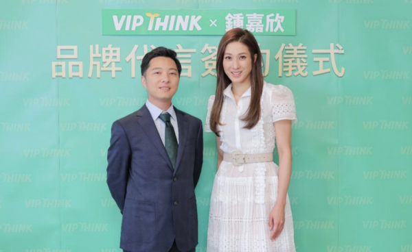 不怕與小朋友合作（圖片來源：Facebook@鐘嘉欣 Linda Chung）