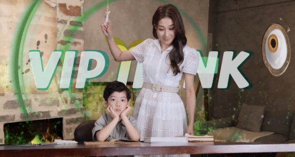 不怕與小朋友合作（圖片來源：Facebook@鐘嘉欣 Linda Chung）