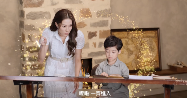 不怕與小朋友合作（圖片來源：Facebook@鐘嘉欣 Linda Chung）