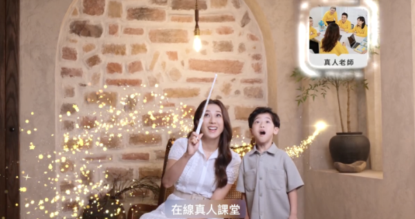 不怕與小朋友合作（圖片來源：Facebook@鐘嘉欣 Linda Chung）