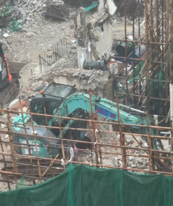 深水埗地盤無視黑雨照開工！工人開挖泥機疑拆樓 網民鬧爆：真係搵命搏