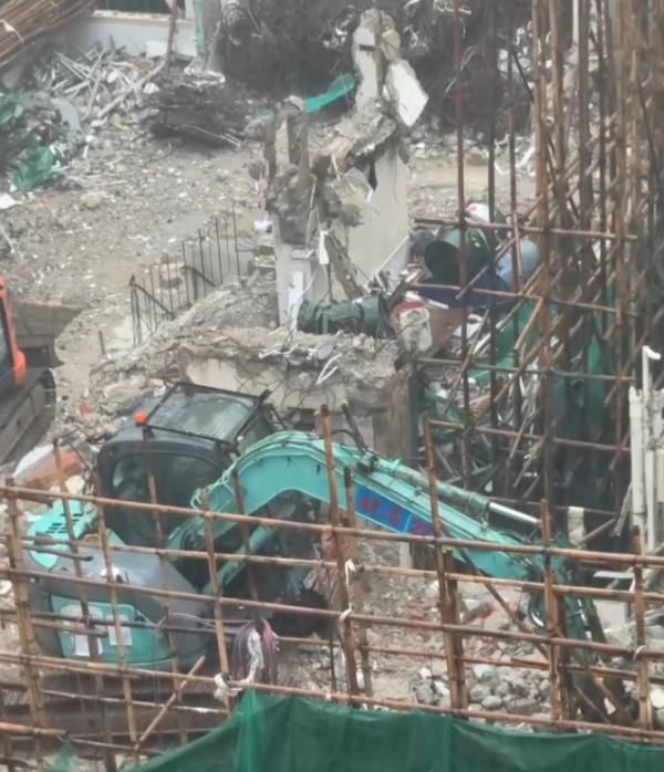 深水埗地盤無視黑雨照開工！工人開挖泥機疑拆樓 網民鬧爆：真係搵命搏