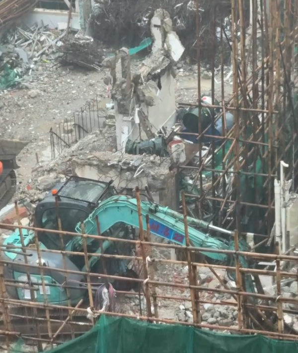 深水埗地盤無視黑雨照開工！工人開挖泥機疑拆樓 網民鬧爆：真係搵命搏