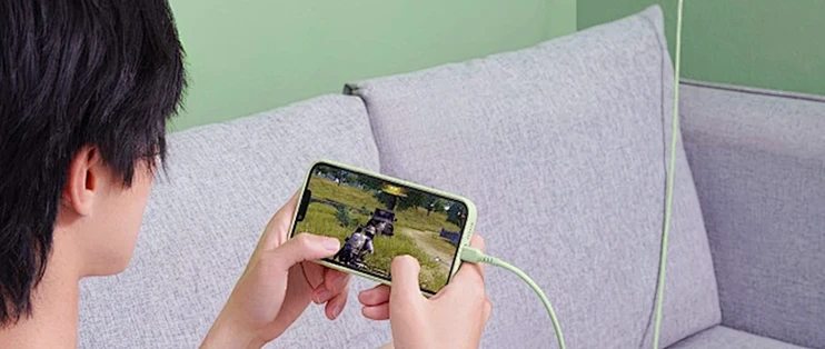 觸目驚心 男子邊充電邊玩手機觸電亡 破門見遺體焦黑【附 6 大安全充電 Tips】