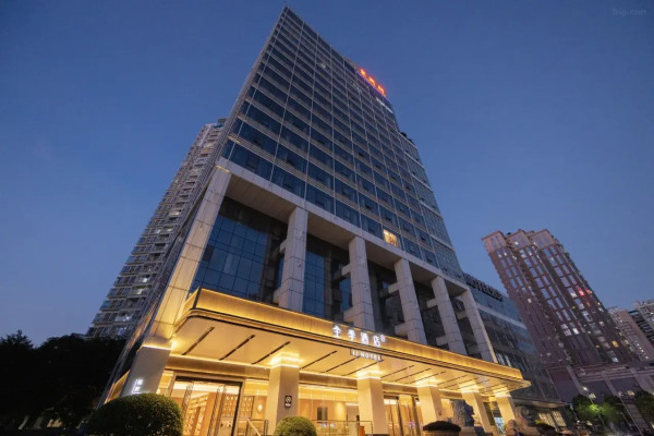 水圍夜市美食。來源：小紅書@不想取名字、小紅書@木之櫻、小紅書@好朋友雪兒、小紅書@食咩吖、小紅書@好吃好玩大紅薯、小紅書@楚楚子ye、小紅書@小仙女道生