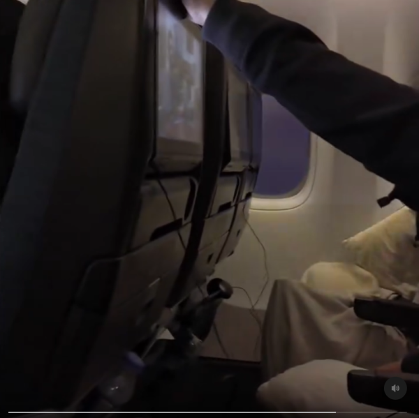 黑雨｜長途機乘客滯空驚魂27小時 機內影片流出 乘客連連尖叫雷聲不斷