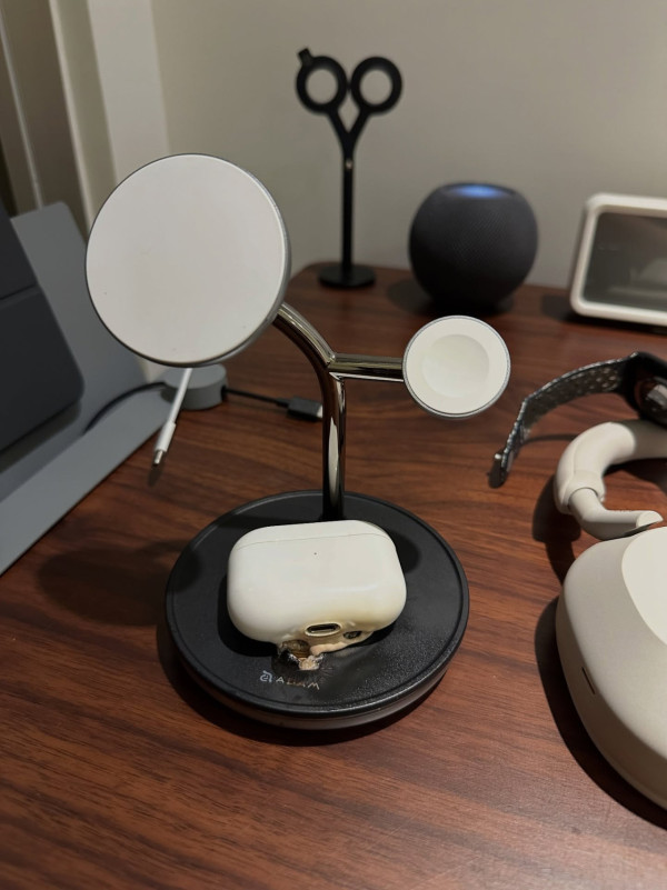 唔止「尿袋」會出事 磁吸充電器燒熔AirPods 品牌稱有Apple原廠認證