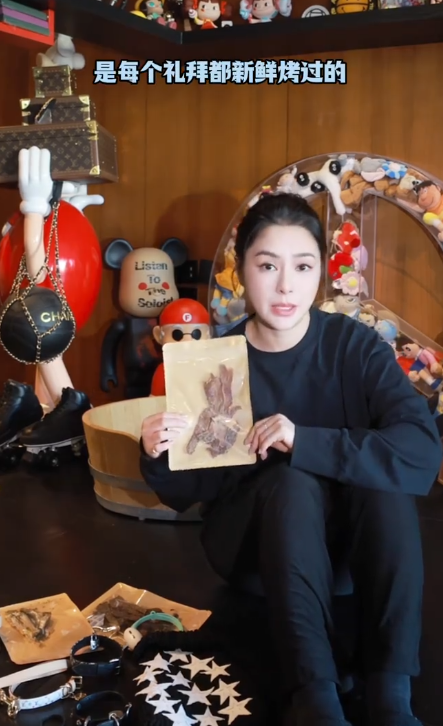 送愛馬仕迷你包包（圖片來源：小紅書@鍾欣潼）