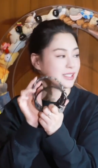 送愛馬仕迷你包包（圖片來源：小紅書@鍾欣潼）