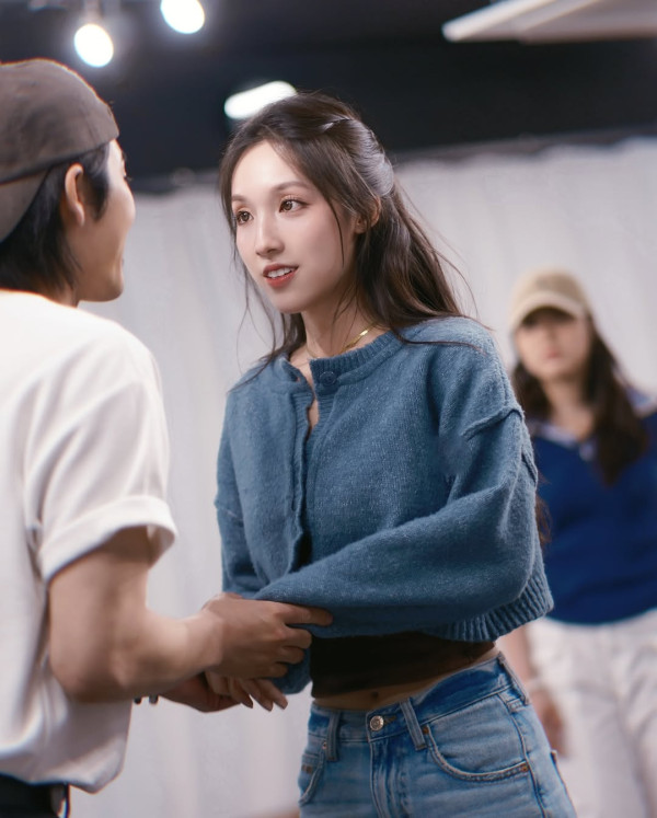 海兒被野生捕獲臉部狀態白到反光 生圖驚見一部位離奇僵硬被指醫美過度？