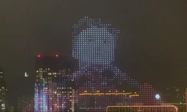 無人機表演驚現「金正恩」肖像 網民驟眼睇同呢位歌手撞樣？「以為係北韓show」